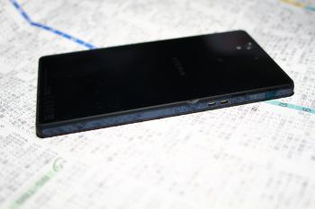 縁が欠けた Xperia Z